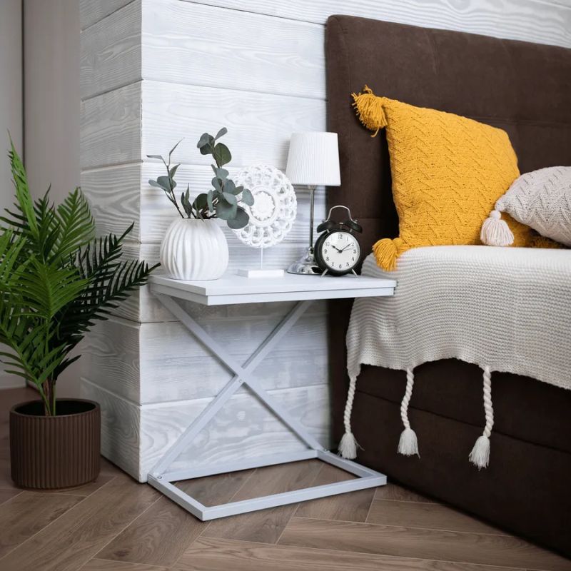 Príručný/nočný stolík s nestarnúcim dizajnom, biely