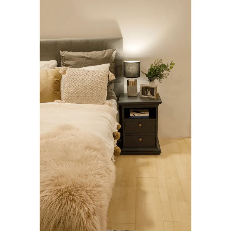 Nočný stolík v sivej farbe