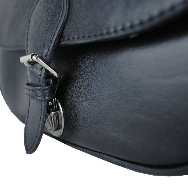 Lovecká kožená kabelka v čiernej farbe