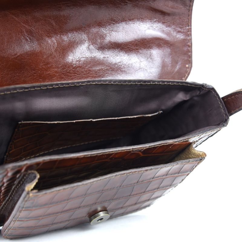 Malá dámska kabelka crossbody z hovädzej kože s dezénom krokodíla v hnedej farbe