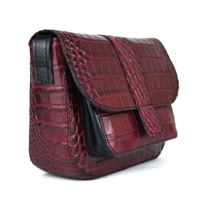 Malá dámska kabelka crossbody z hovädzej kože s dezénom krokodíla v bordovej farbe