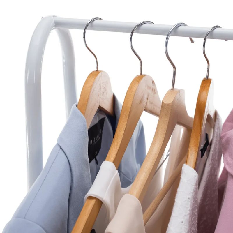 Stojan na šaty z kovu v bielej farbe