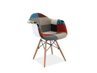 Originálna stolička navrhnutá v patchwork štýle