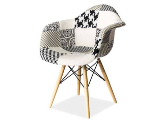 Originálne kreslo navrhnuté v čierno-bielom patchwork štýle