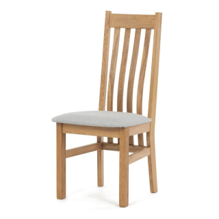 Drevená jedálenská stolička vo farbe dub čalúnená striebornou látkou